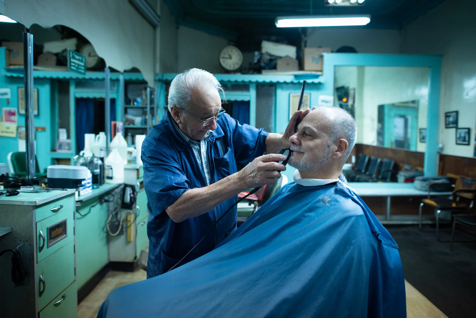 Barbershop waar een kapper een klant knipt — voorbeeld van een lokale MKB-onderneming